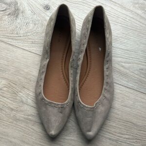 Pointy beige flats 9